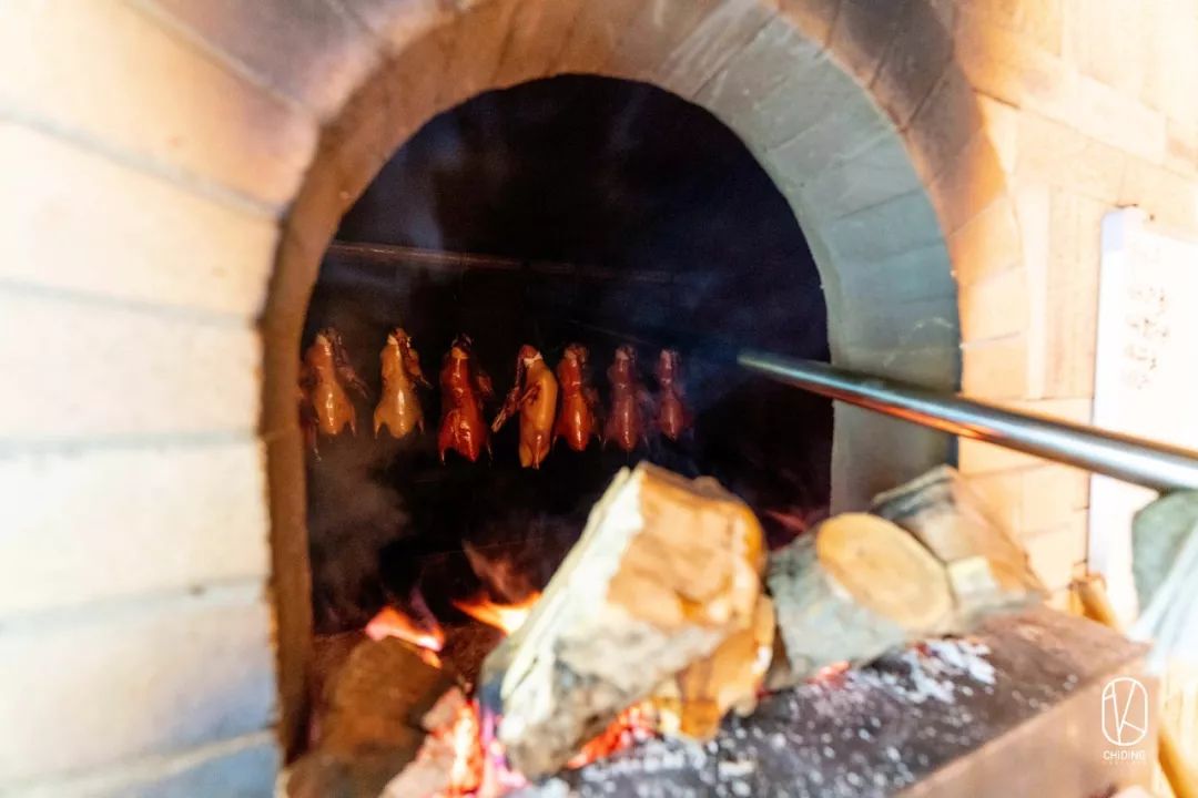 新店68折！杭州竟有餐厅公然把“浴缸”搬上桌，甚至为顾客准备了婚纱