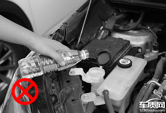 冬季玻璃水没有用完怎么更换,车冬季需要更换玻璃水还有什么