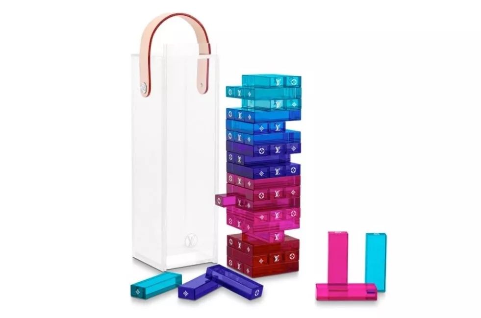 捧着Prada的鲜花，坐着LV的马桶，脚上的Nike球鞋能充电？