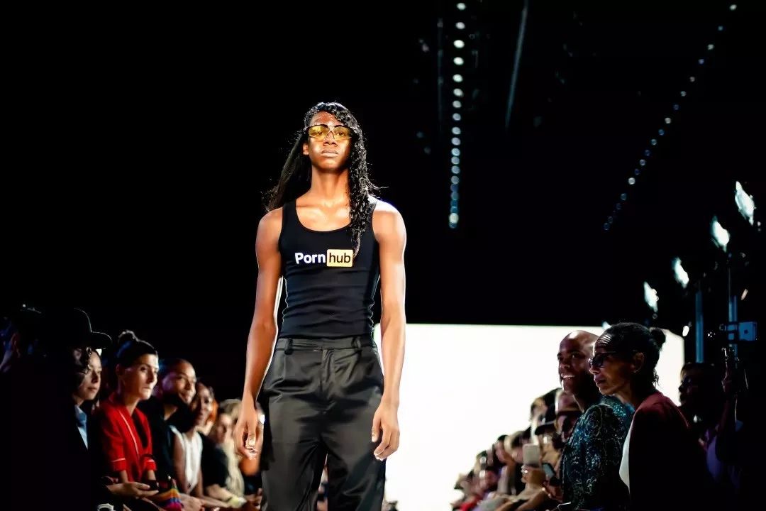 捧着Prada的鲜花，坐着LV的马桶，脚上的Nike球鞋能充电？