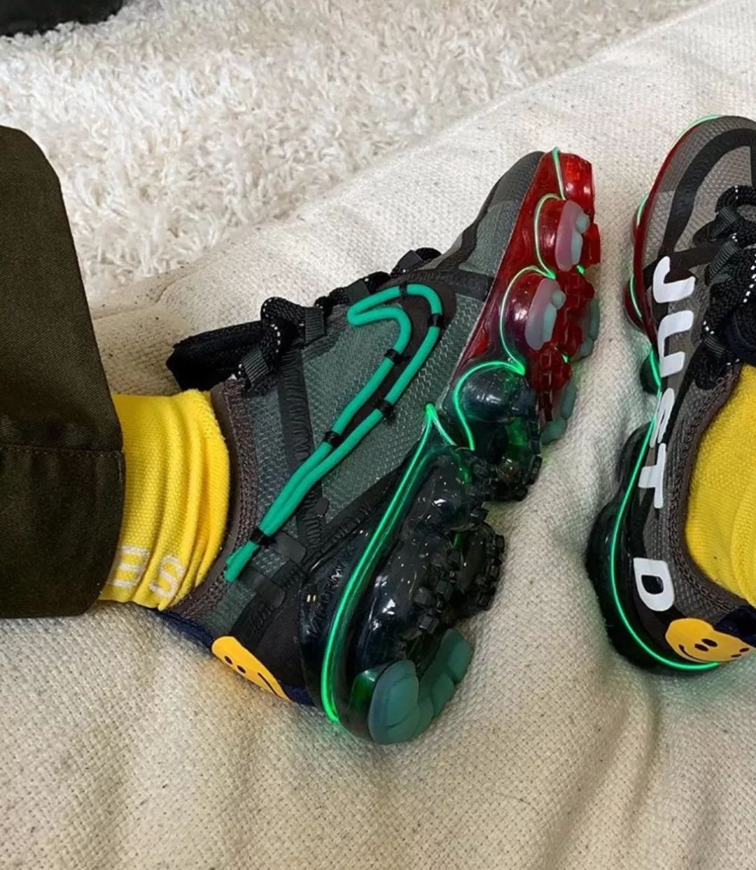 捧着Prada的鲜花，坐着LV的马桶，脚上的Nike球鞋能充电？