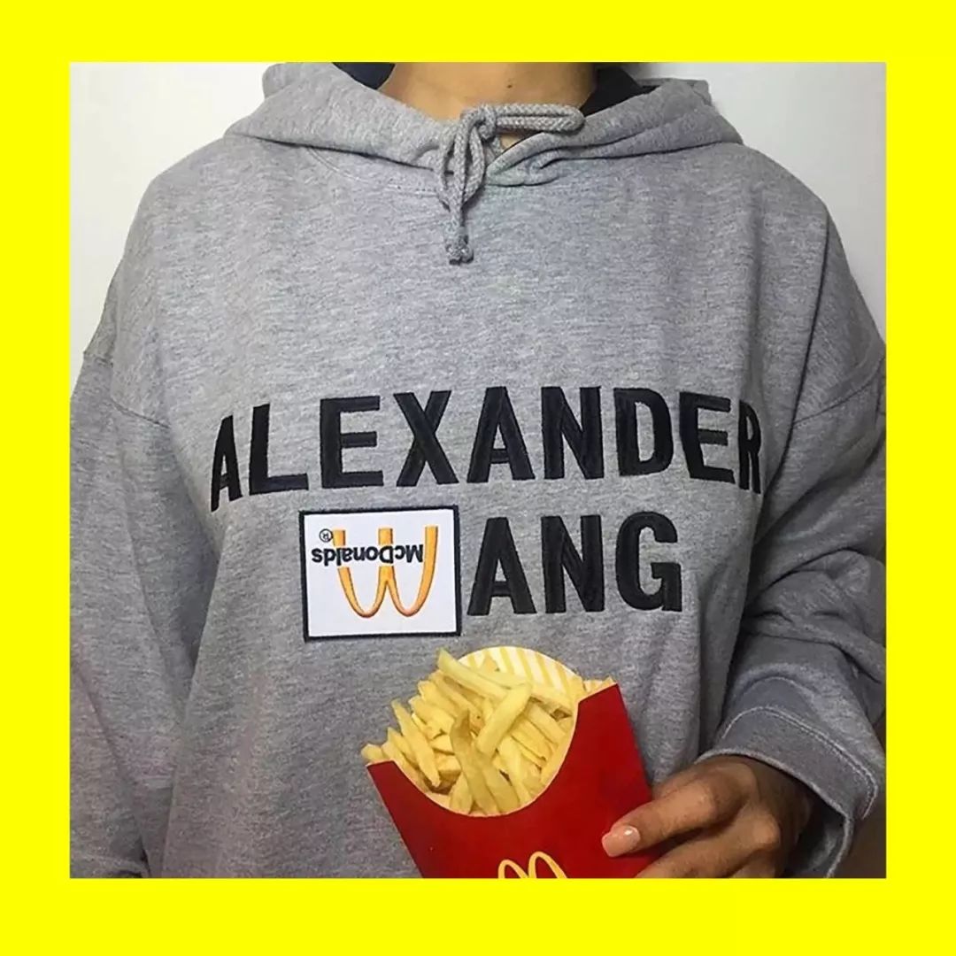 捧着Prada的鲜花，坐着LV的马桶，脚上的Nike球鞋能充电？