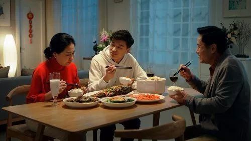 为什么吃东西咬到舌头会说想吃肉,吃饭咬到舌头是馋肉吗