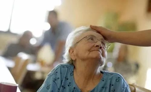 为什么吃东西咬到舌头会说想吃肉,吃饭咬到舌头是馋肉吗