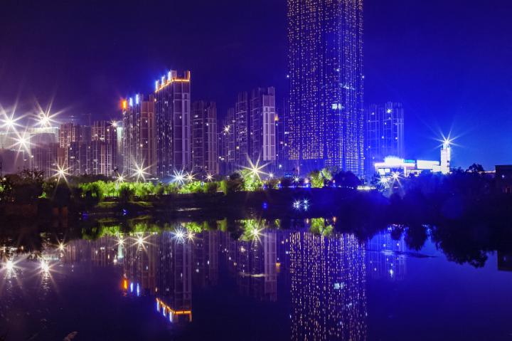 城西有位少侠，会六脉神剑凌波微步，还多情浪漫，他叫青山湖科技城