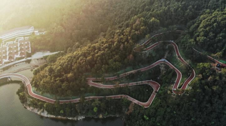 城西有位少侠，会六脉神剑凌波微步，还多情浪漫，他叫青山湖科技城