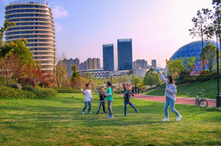 城西有位少侠，会六脉神剑凌波微步，还多情浪漫，他叫青山湖科技城