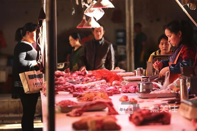 司机不服处罚被交警怒怼,关于交警罚款司机不服的视频