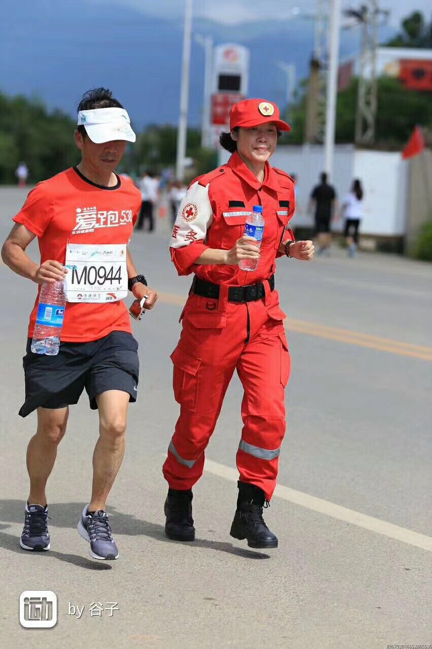 司机不服处罚被交警怒怼,关于交警罚款司机不服的视频