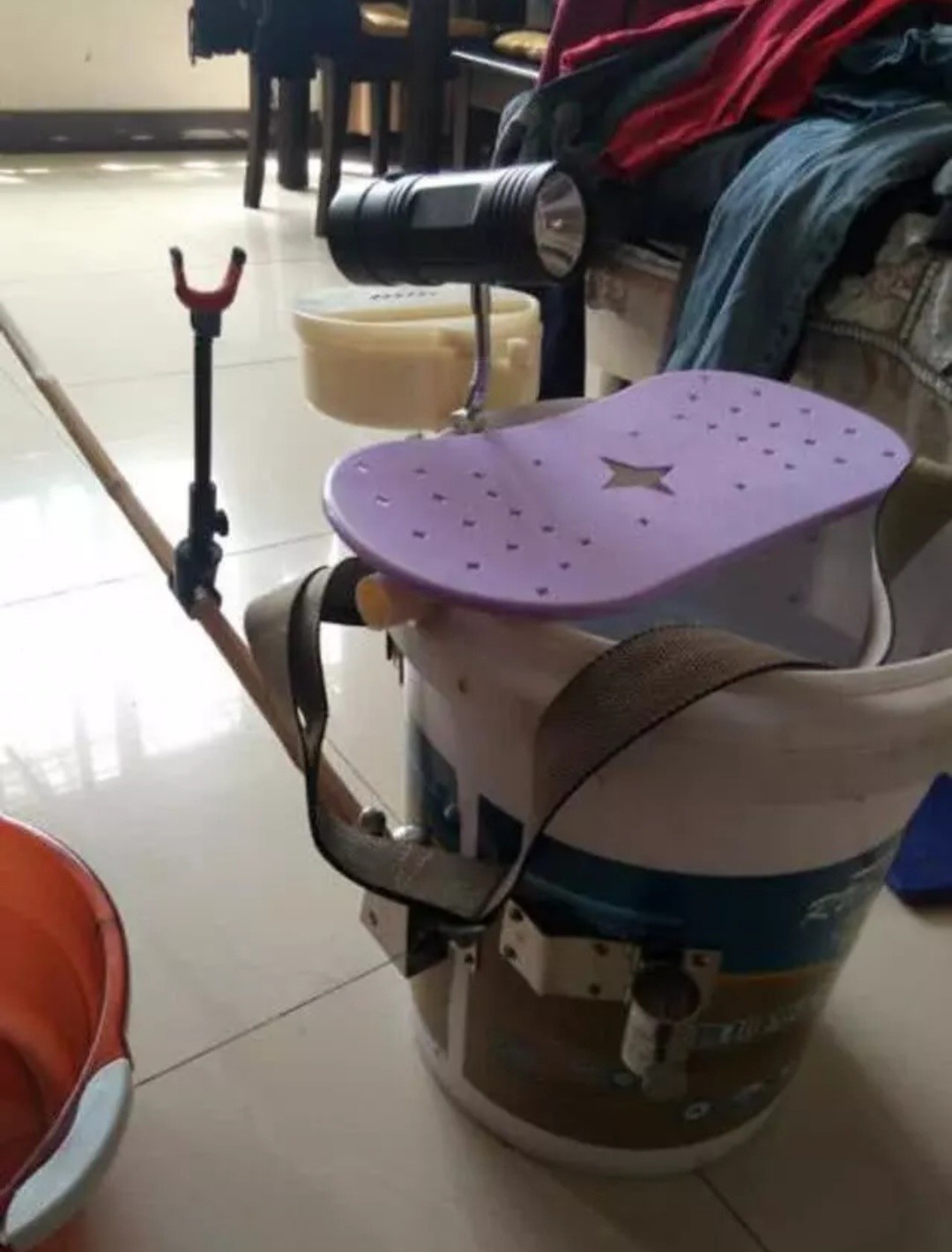 怎么制作钓鱼实用渔具视频,自制钓鱼桶渔具diy