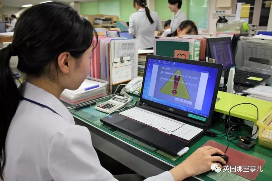 日本强制上班下班,日本怎么强制下班