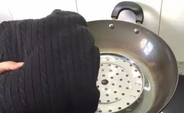 毛衣放锅里蒸一蒸真是太厉害了,毛衣放锅里蒸一下会变大吗