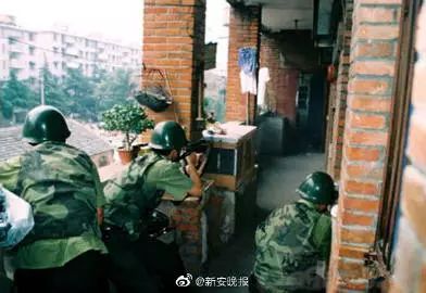 杀人女魔头劳荣枝朋友圈曝光！揭开20年前连杀7人案件细节：*诱色**绑架并锁进钢筋牢笼拘捕枪战视频曝光