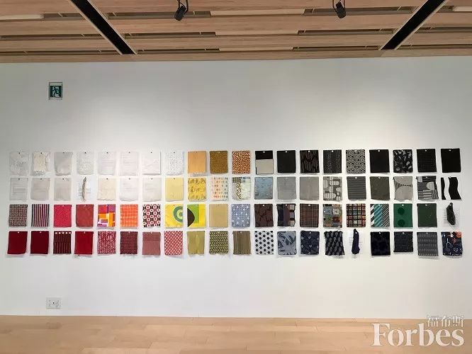 福布斯生活|她手中的这块布料，看到了彩虹、废墟和大千世界