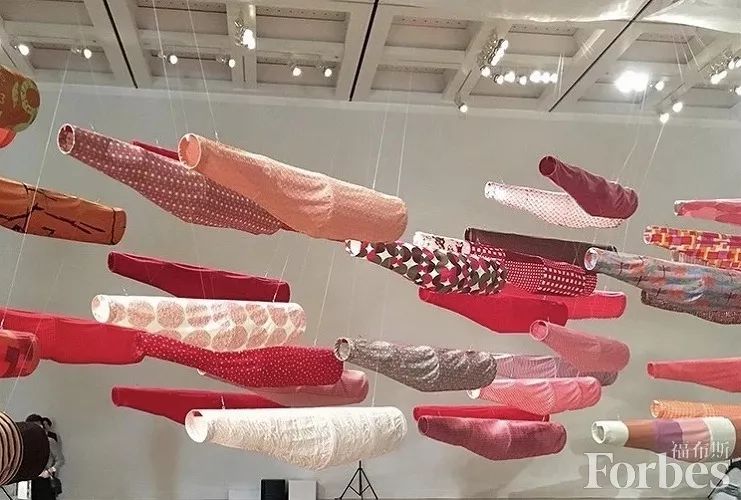 福布斯生活|她手中的这块布料，看到了彩虹、废墟和大千世界