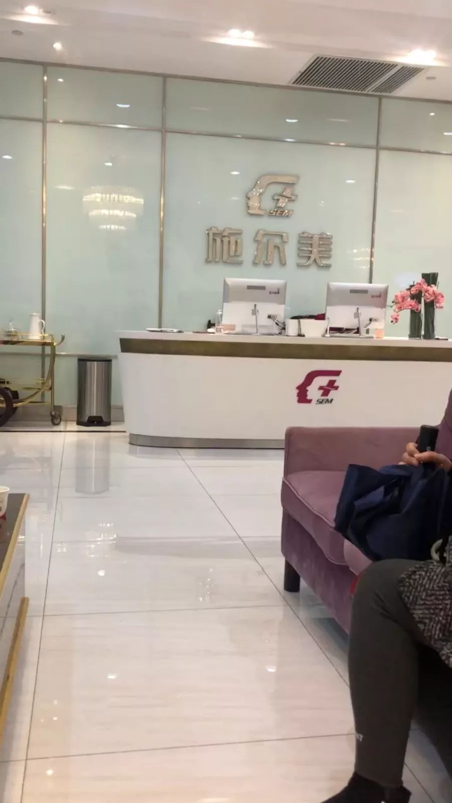 女性隆鼻变成三毛鼻,南京女子整容成猪鼻子