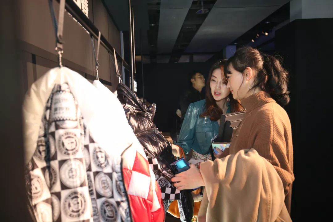 爱马仕传奇钦点，海外ins求代购，波司登X高缇耶联名火爆全球？