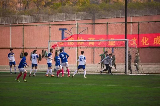 建梁搭桥直通职业联赛强强联合打造最火山东“草根足球”