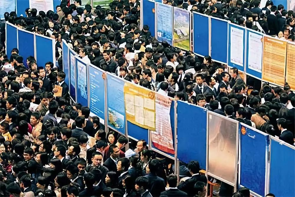 不忘初心牢记使命服务群众,不忘初心牢记使命为百姓排忧解难