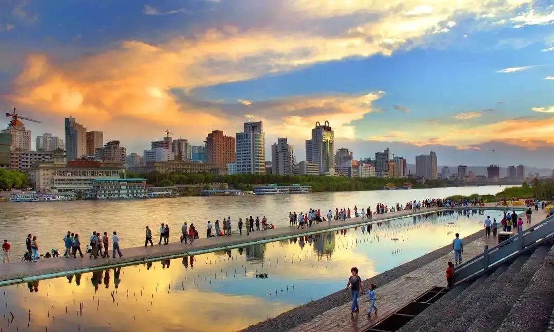 不忘初心牢记使命服务群众,不忘初心牢记使命为百姓排忧解难