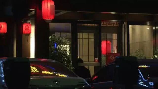 更衣室里有人与男子视频身边女子一丝不挂全被拍