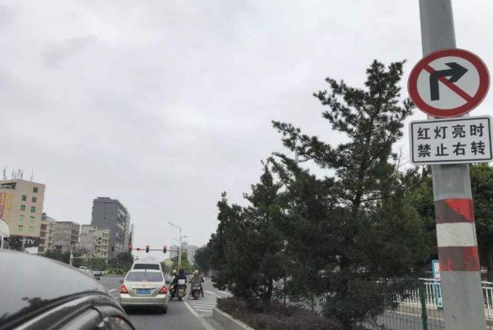 右转闯红灯是扣2分罚200吗,红灯下怎么右转不扣分罚款