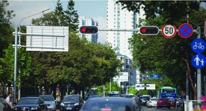 右转闯红灯是扣2分罚200吗,红灯下怎么右转不扣分罚款