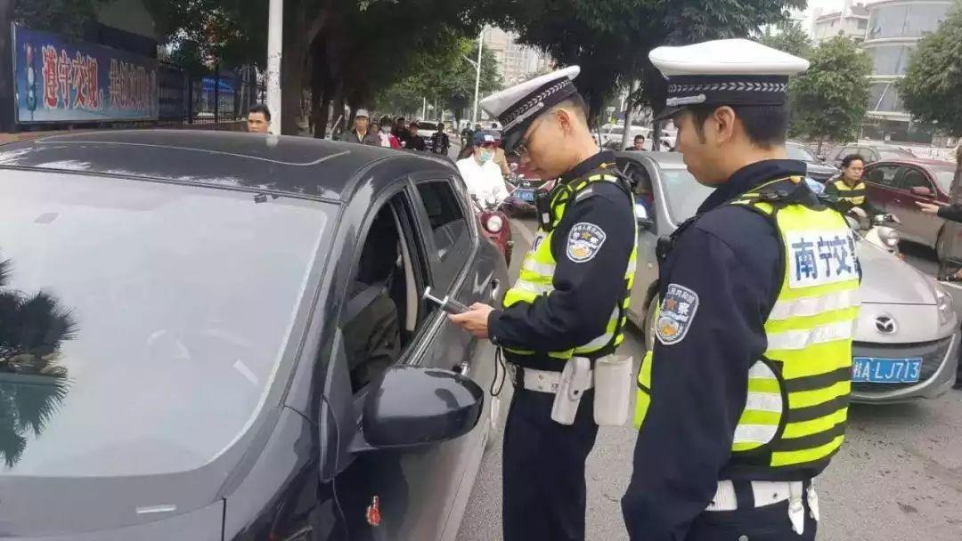 右转闯红灯是扣2分罚200吗,红灯下怎么右转不扣分罚款