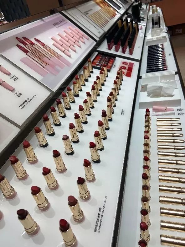 完美日记门店形象,完美日记全国49家实体店开业