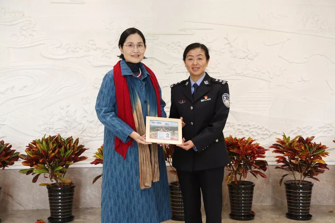 中国绿卡有哪些外国人得到了,中国绿卡第一人是谁