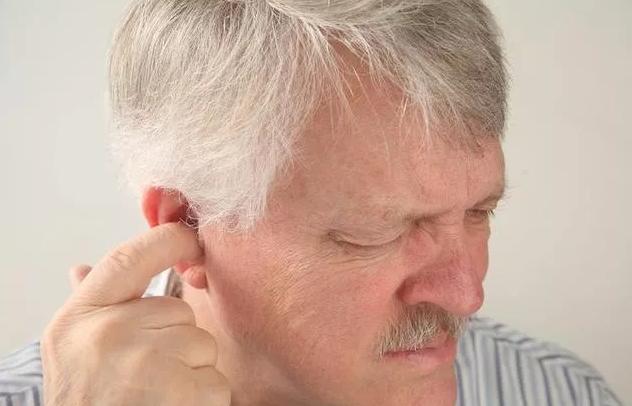 以前是糠耳为什么变成油耳了呢,耳朵油耳和糠耳区别