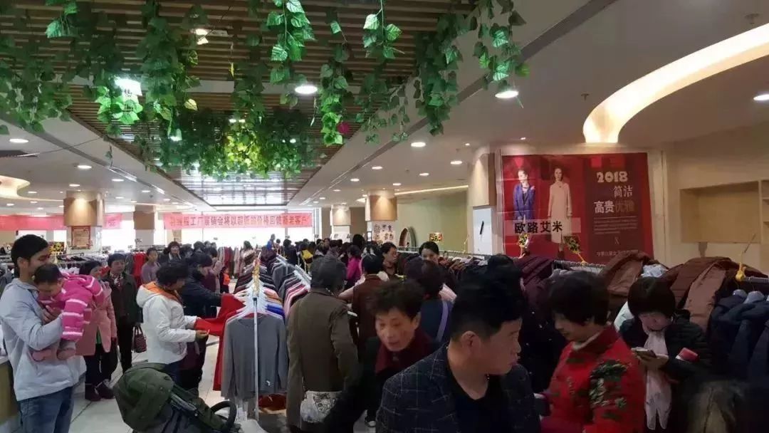 紧急通知：佛山顺德超大型羊绒大衣厂家仓库搬迁，全场50元—299元/件封顶，清仓大甩卖，限时抢购，12月7号开仓