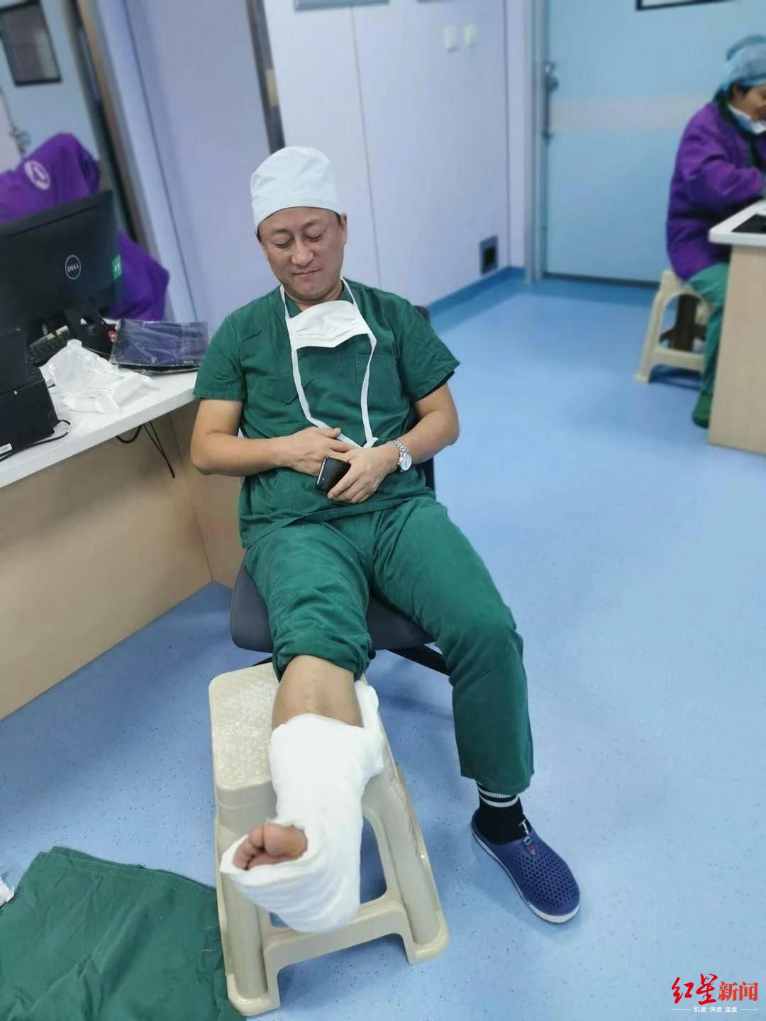 成都“滑轮医哥”走红，你认真的样子真帅