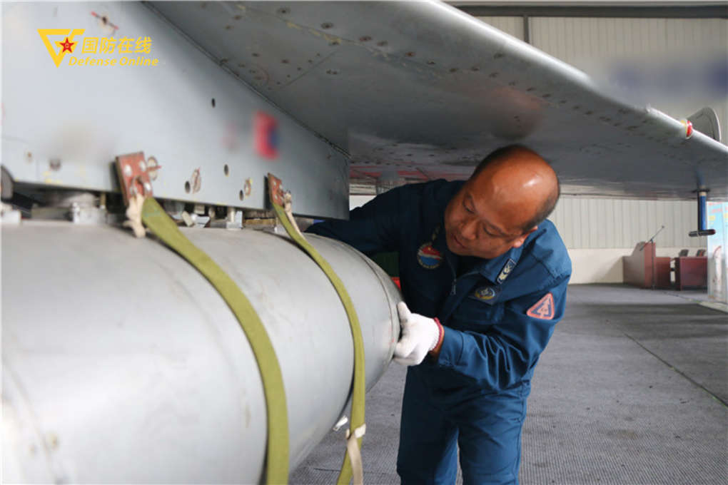他们是军营“神医”，专治战机各种“疑难杂症”