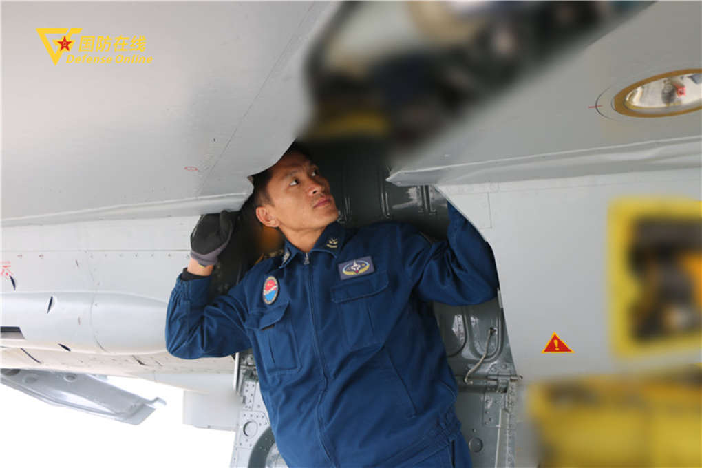 他们是军营“神医”，专治战机各种“疑难杂症”