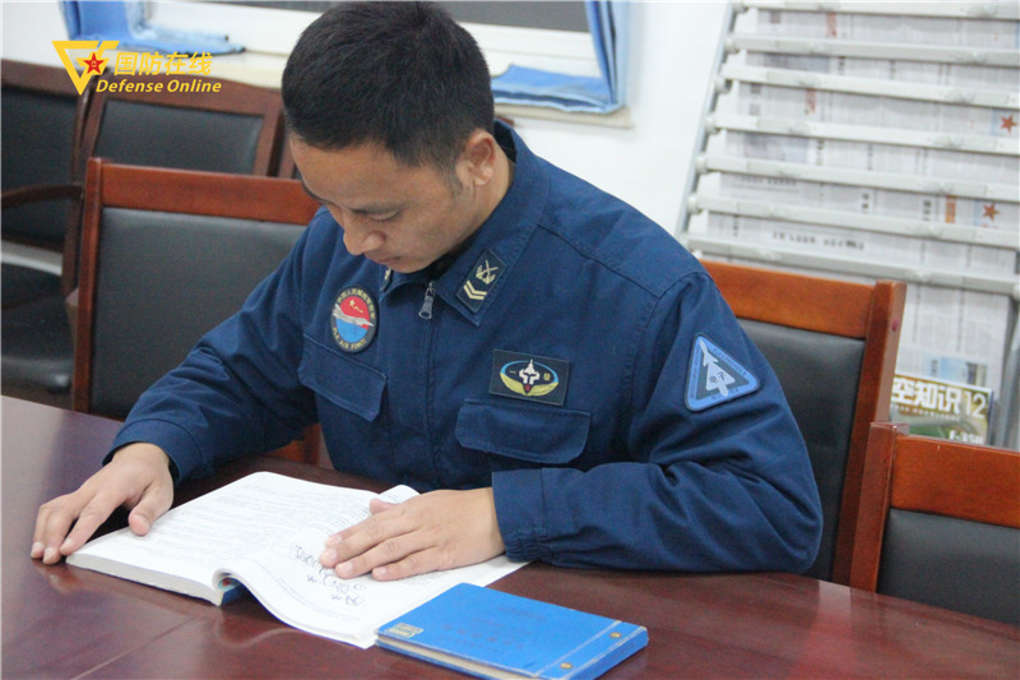 他们是军营“神医”，专治战机各种“疑难杂症”