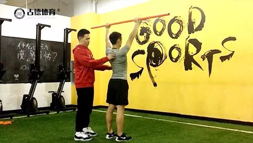 如何矫正耸肩的动作,做动作总是斜方肌代偿