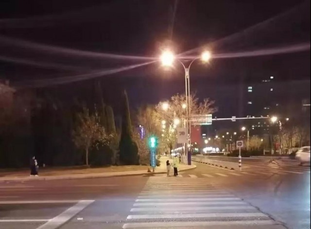 寒冷冬天好心人为警察送奶茶,送给交警叔叔的爱心礼物