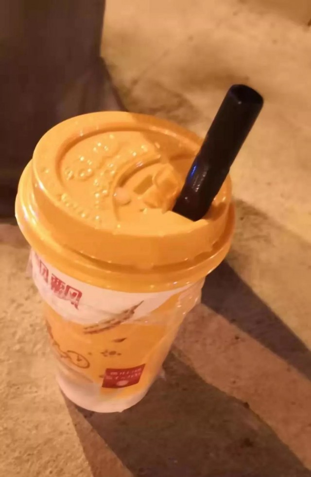 寒冷冬天好心人为警察送奶茶,送给交警叔叔的爱心礼物