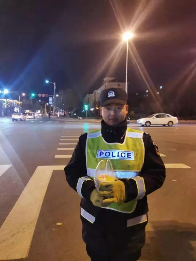 寒冷冬天好心人为警察送奶茶,送给交警叔叔的爱心礼物