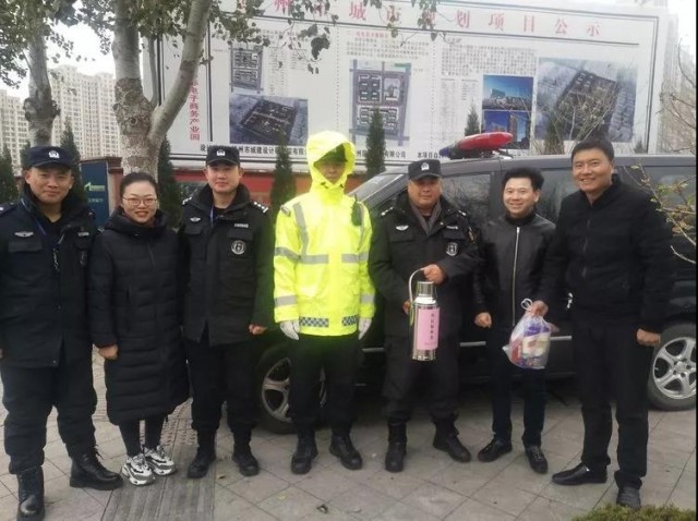 寒冷冬天好心人为警察送奶茶,送给交警叔叔的爱心礼物