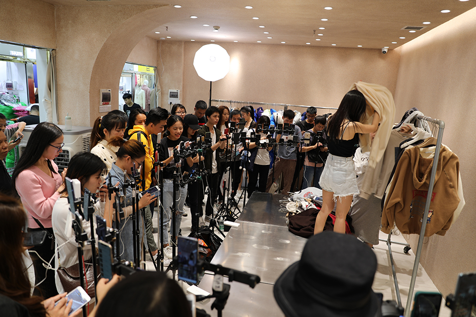 档口小妹直播带货,档口小妹做直播