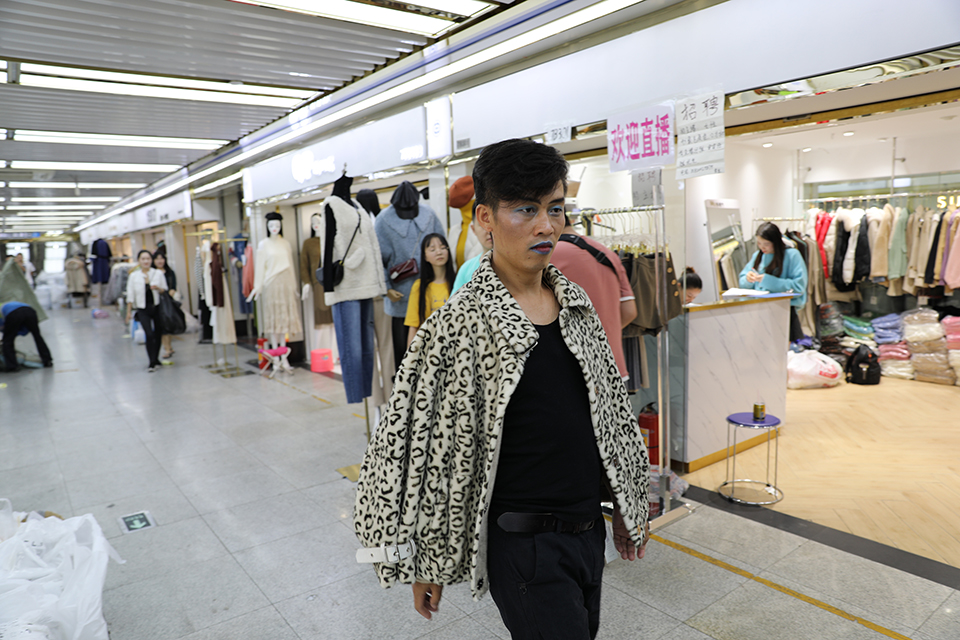 档口小妹直播带货,档口小妹做直播