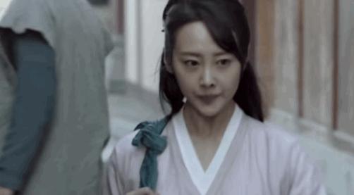 在李纯的高铁化妆视频里，我发现了女明星画眼影的新潮流