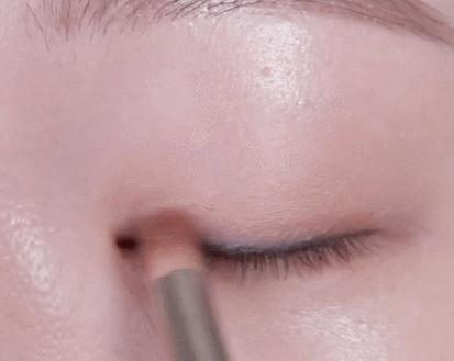 在李纯的高铁化妆视频里，我发现了女明星画眼影的新潮流