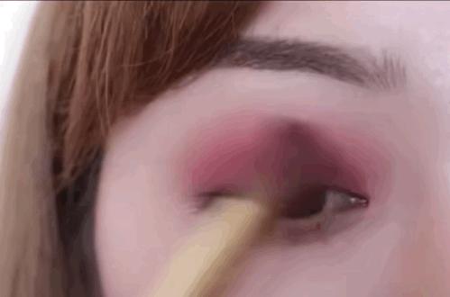 在李纯的高铁化妆视频里，我发现了女明星画眼影的新潮流