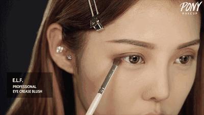 在李纯的高铁化妆视频里，我发现了女明星画眼影的新潮流