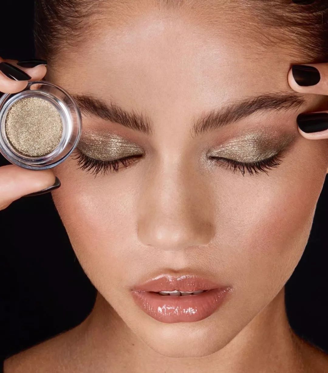 在李纯的高铁化妆视频里，我发现了女明星画眼影的新潮流