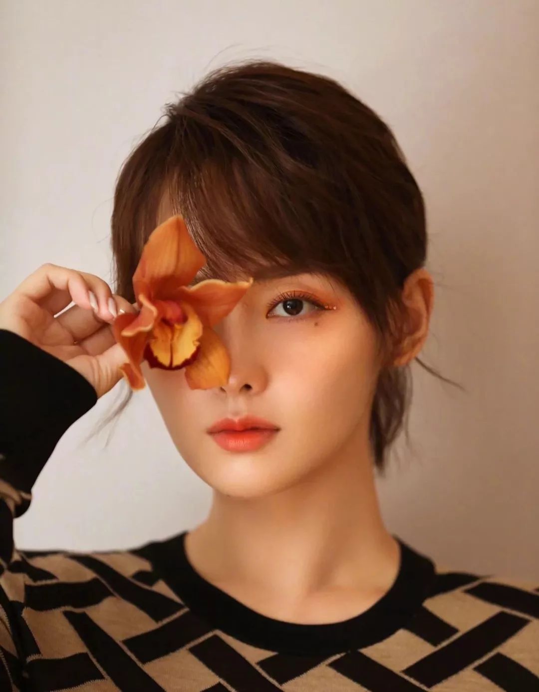 在李纯的高铁化妆视频里，我发现了女明星画眼影的新潮流