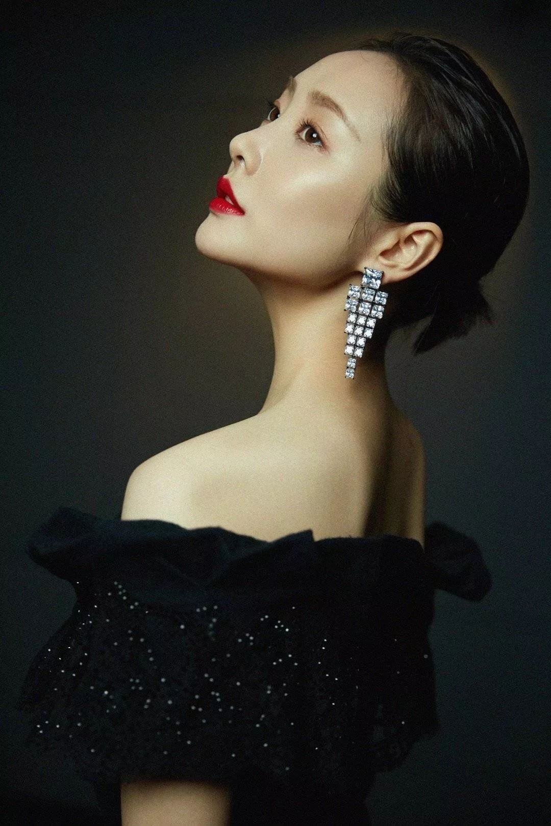 在李纯的高铁化妆视频里，我发现了女明星画眼影的新潮流